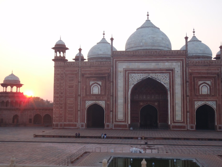 The mosque just west of the Taj Mahal.