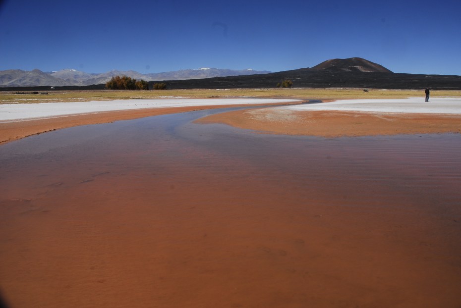 ... this photograph, which would be gorgeous if there wasn't some idiot over there on the right.