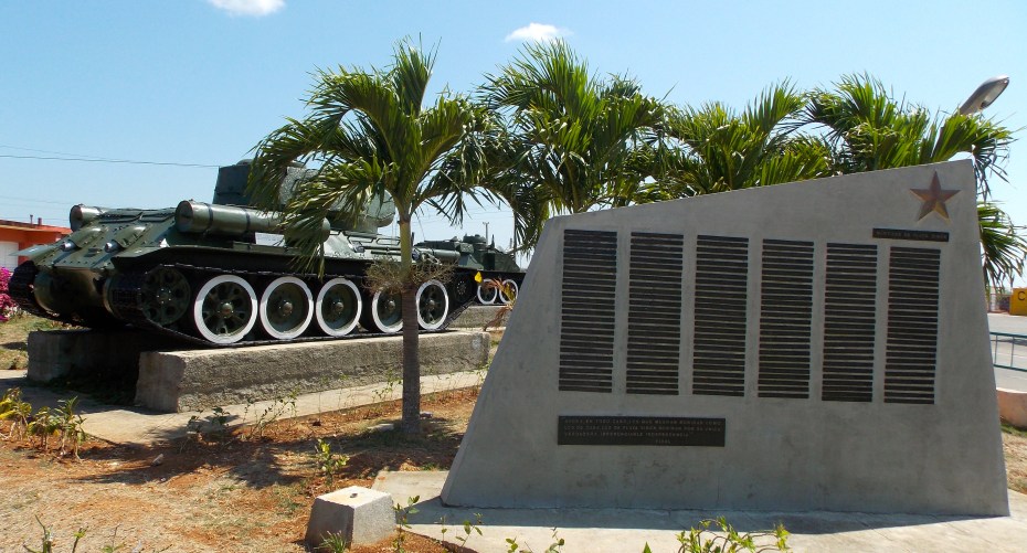 In the romanticized version of the Bay of Pigs, Castro himself drove the tank in the background.